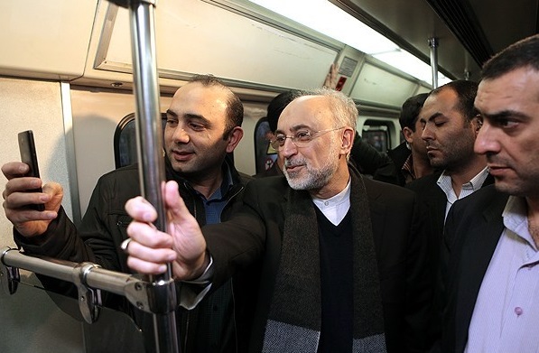 صالحی در روز هوای پاک با مترو به محل کارش رفت+عکس