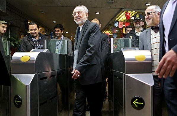 صالحی در روز هوای پاک با مترو به محل کارش رفت+عکس