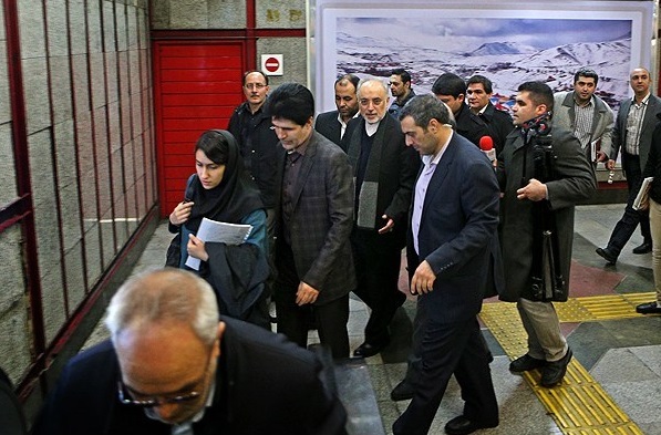 صالحی در روز هوای پاک با مترو به محل کارش رفت+عکس