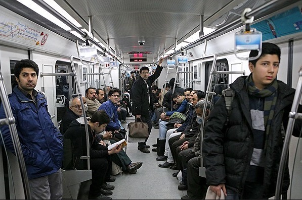 صالحی در روز هوای پاک با مترو به محل کارش رفت+عکس