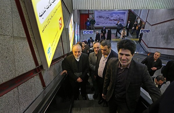 صالحی در روز هوای پاک با مترو به محل کارش رفت+عکس