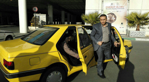 ابتکار با تاکسی به محل کار رفت (عکس) ابتکار با تاکسی به محل کار رفت (عکس)