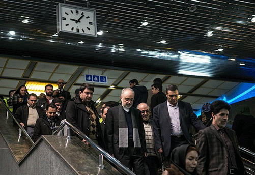 صالحی با مترو سر کار رفت (تصاویر) صالحی با مترو سر کار رفت (تصاویر)