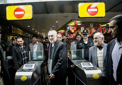 صالحی با مترو سر کار رفت (تصاویر) صالحی با مترو سر کار رفت (تصاویر)