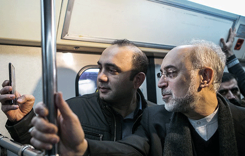 صالحی با مترو سر کار رفت (تصاویر) صالحی با مترو سر کار رفت (تصاویر)