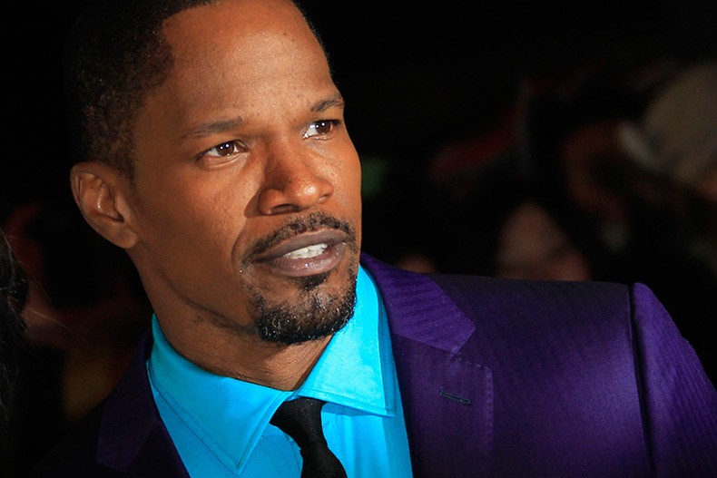 بازیگر سینما رانندهای را از آتش نجات داد بازیگر سینما رانندهای را از آتش نجات داد