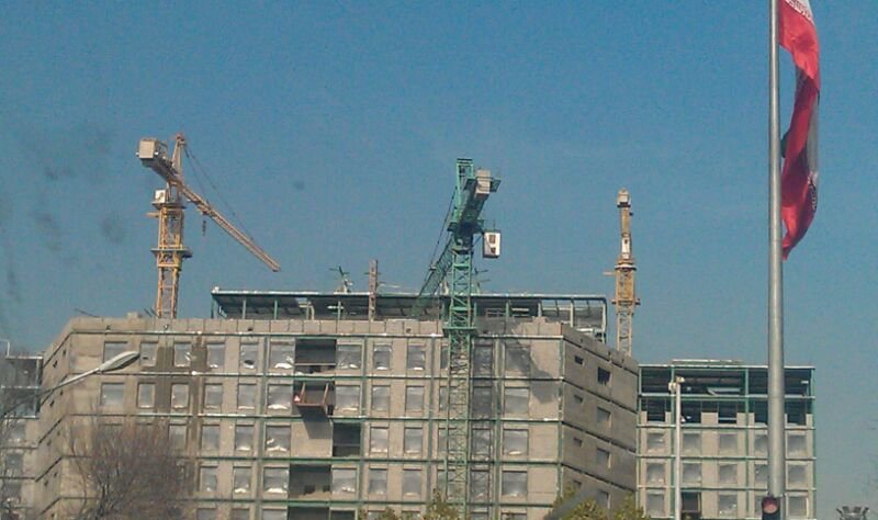 آغاز تخریب طبقات اضافه سازه سپاه (عکس)