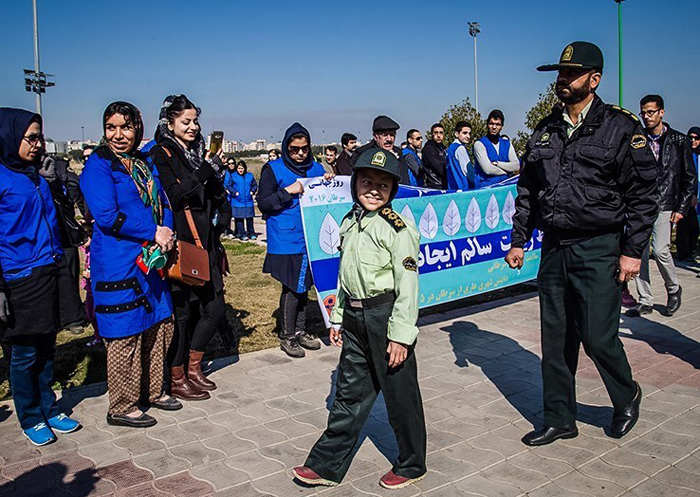 پلیس کودک سرطانی را به آرزویش رساند (تصاویر) پلیس کودک سرطانی را به آرزویش رساند (تصاویر)