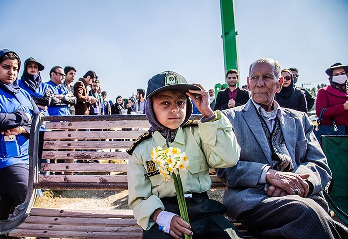 پلیس کودک سرطانی را به آرزویش رساند (تصاویر) پلیس کودک سرطانی را به آرزویش رساند (تصاویر)