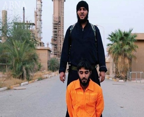 ذبح جوان عراقی به دست جلاد داعش (تصاویر 18+) ذبح جوان عراقی به دست جلاد داعش (تصاویر 18+)