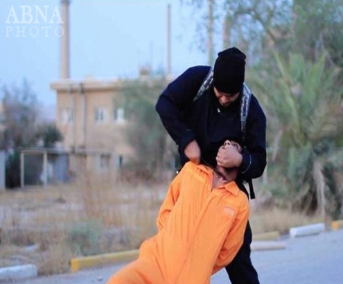 ذبح جوان عراقی به دست جلاد داعش (تصاویر 18+) ذبح جوان عراقی به دست جلاد داعش (تصاویر 18+)