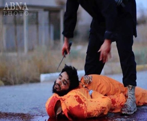 ذبح جوان عراقی به دست جلاد داعش (تصاویر 18+) ذبح جوان عراقی به دست جلاد داعش (تصاویر 18+)