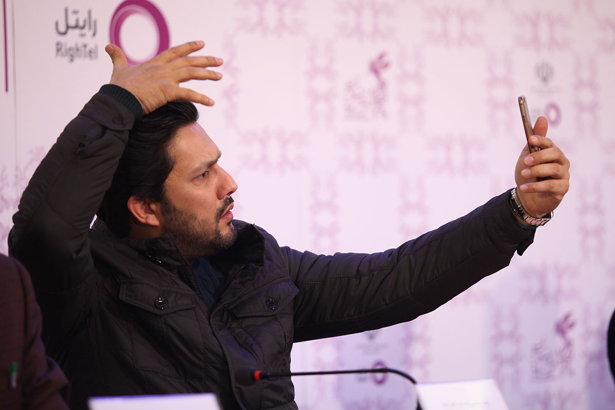 تصاویر جنجال آفرینی حامد بهداد در نشست خبری