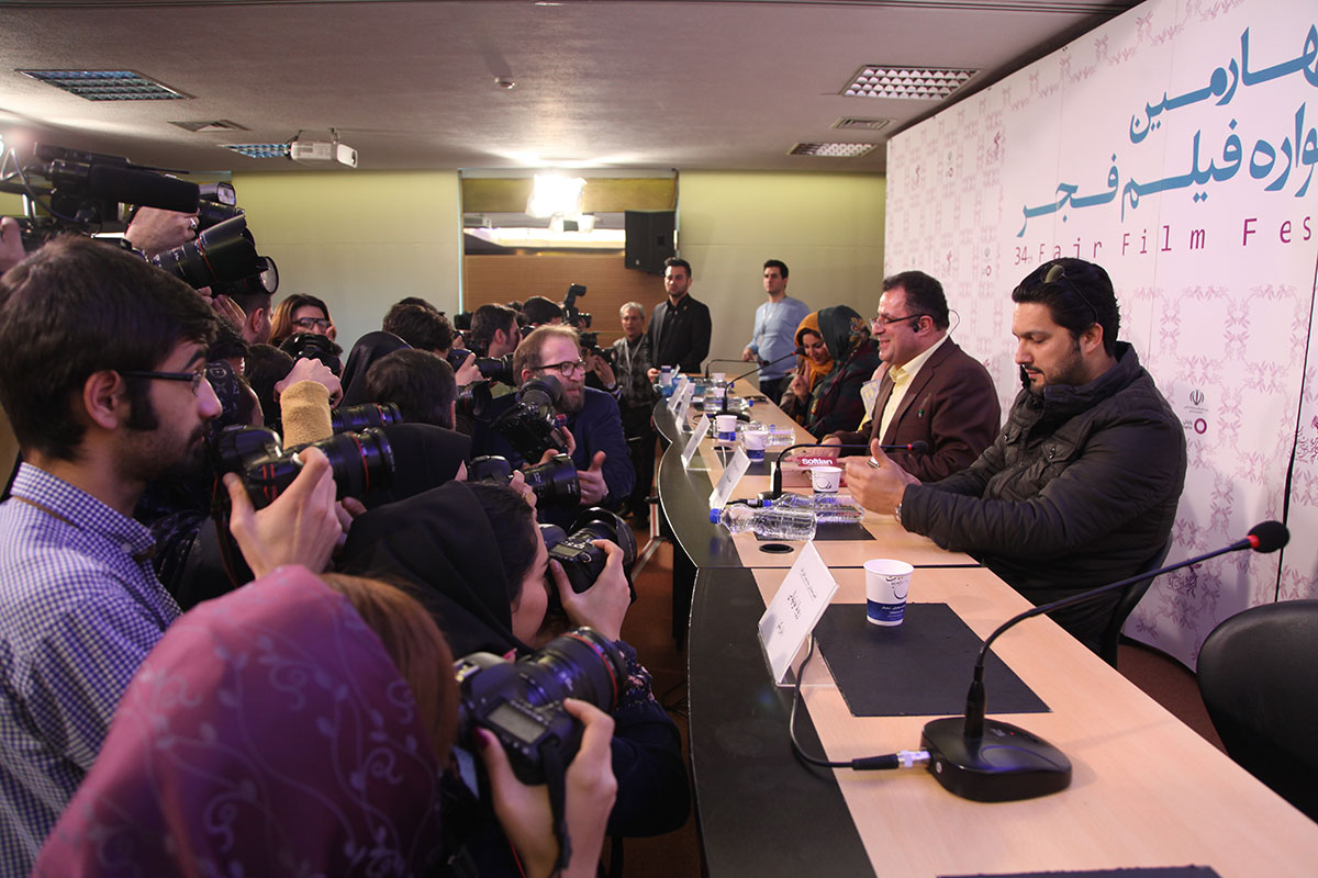 تصاویر جنجال آفرینی حامد بهداد در نشست خبری