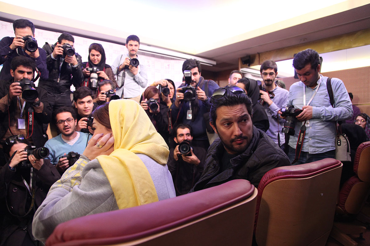 تصاویر جنجال آفرینی حامد بهداد در نشست خبری