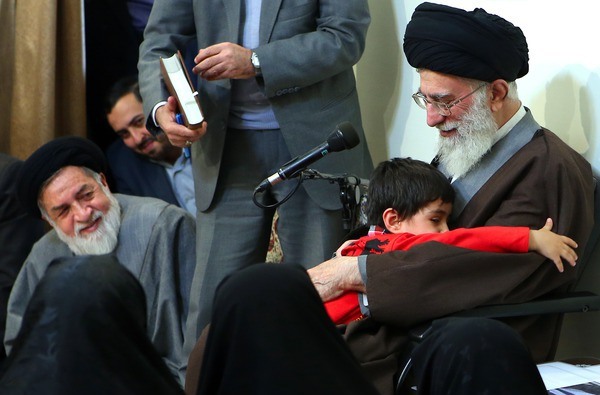 دیدار خانواده شهدای مدافعان حرم اهل بیت(ع) با رهبر انقلاب (تصاویر)