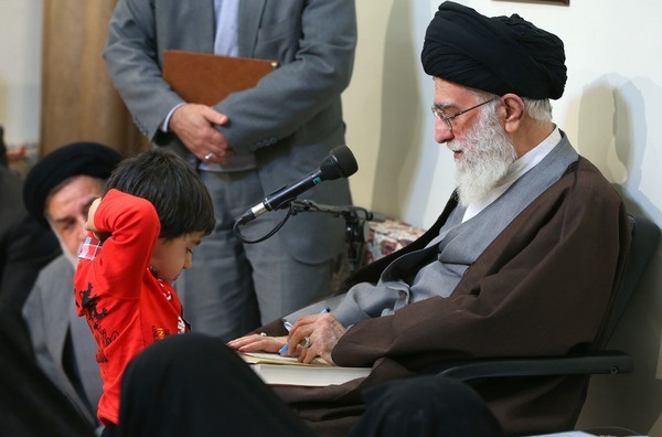 دیدار خانواده شهدای مدافعان حرم اهل بیت(ع) با رهبر انقلاب (تصاویر)