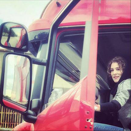 رانندگی بازیگر زن با کامیون (عکس)