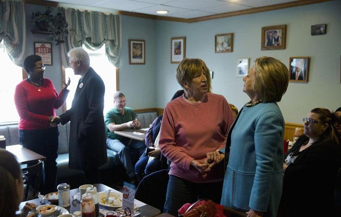 کلینتون ها در رستوران به دنبال رای (تصاویر) کلینتون ها در رستوران به دنبال رای (تصاویر)