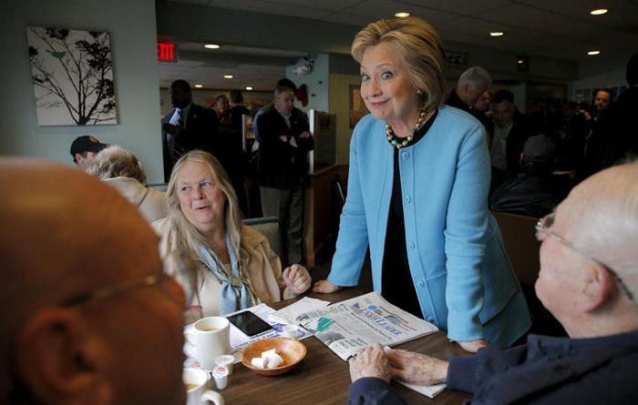 کلینتون ها در رستوران به دنبال رای (تصاویر) کلینتون ها در رستوران به دنبال رای (تصاویر)