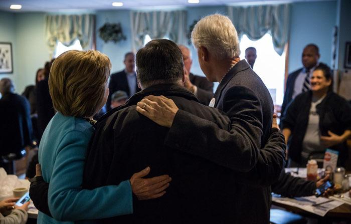 کلینتون ها در رستوران به دنبال رای (تصاویر) کلینتون ها در رستوران به دنبال رای (تصاویر)