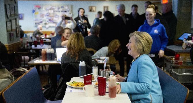 کلینتون ها در رستوران به دنبال رای (تصاویر) کلینتون ها در رستوران به دنبال رای (تصاویر)