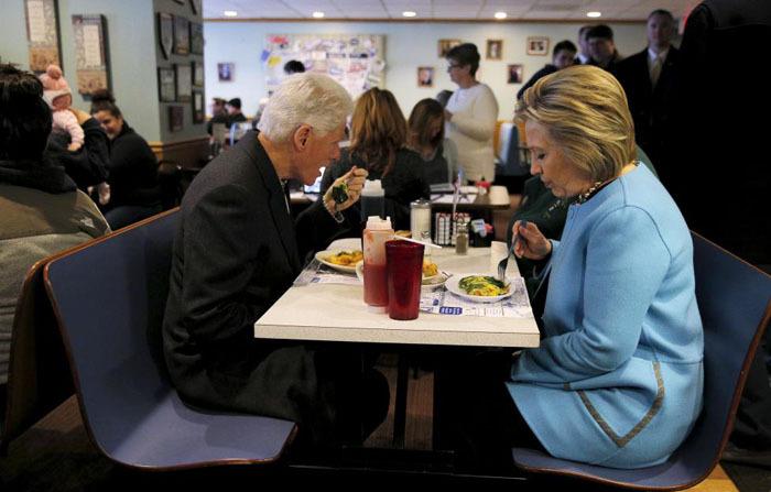 کلینتون ها در رستوران به دنبال رای (تصاویر) کلینتون ها در رستوران به دنبال رای (تصاویر)