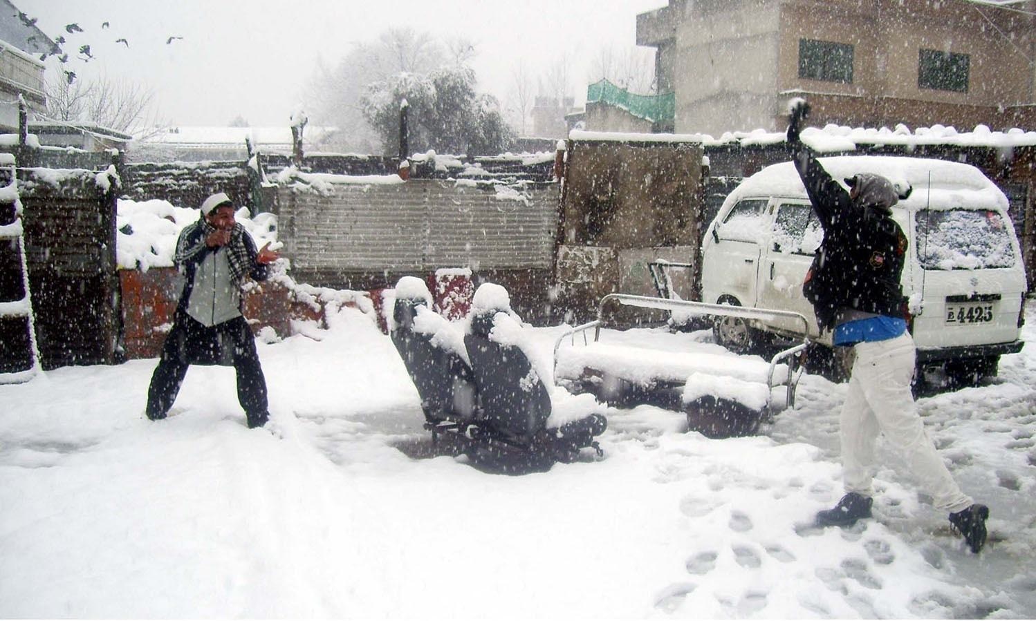 بارش برف پس از ۱۰ سال در پایتخت پاکستان (تصاویر) بارش برف پس از ۱۰ سال در پایتخت پاکستان (تصاویر)