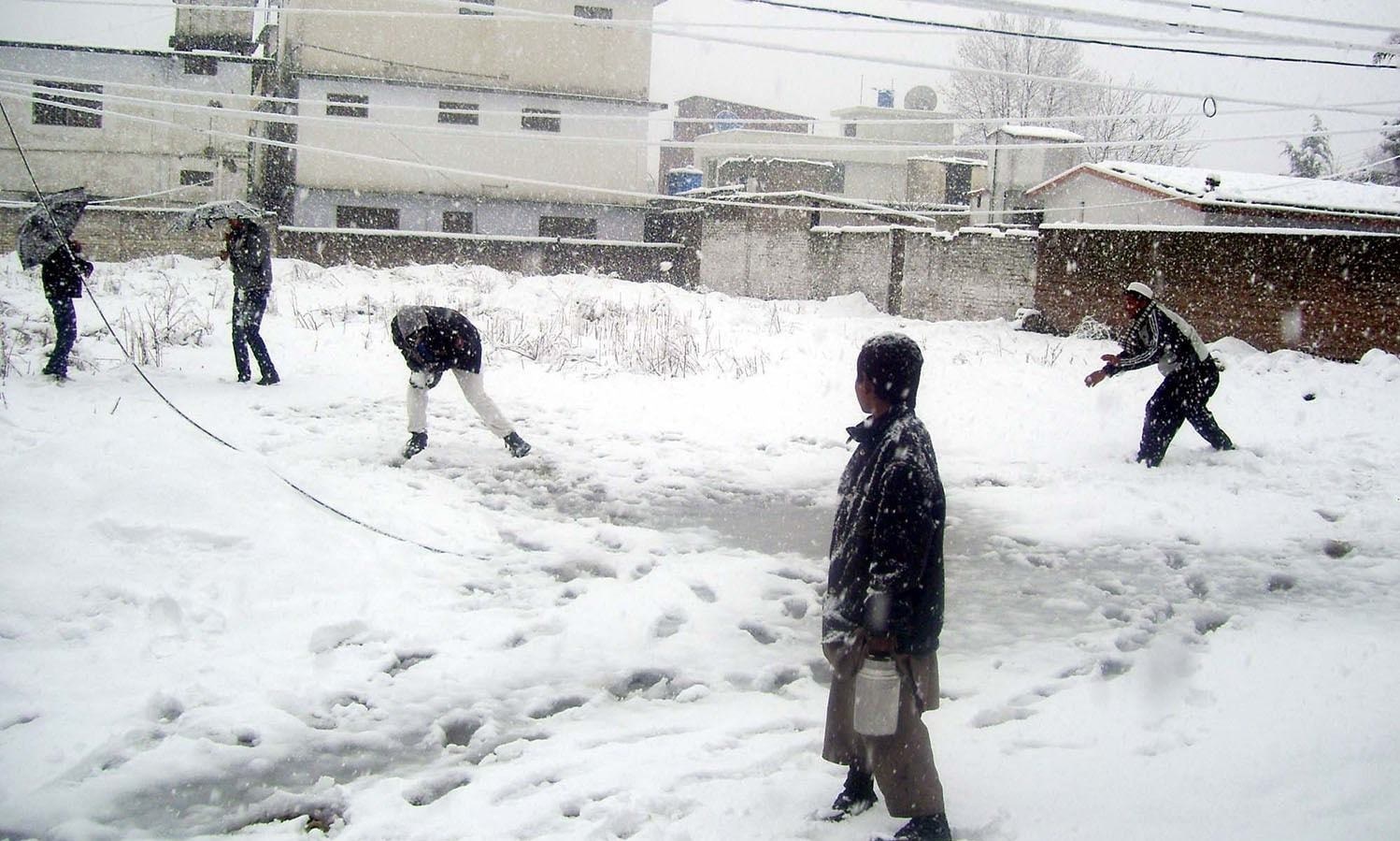 بارش برف پس از ۱۰ سال در پایتخت پاکستان (تصاویر) بارش برف پس از ۱۰ سال در پایتخت پاکستان (تصاویر)