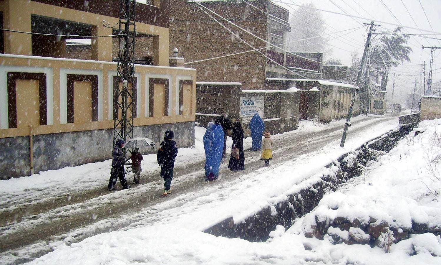 بارش برف پس از ۱۰ سال در پایتخت پاکستان (تصاویر) بارش برف پس از ۱۰ سال در پایتخت پاکستان (تصاویر)