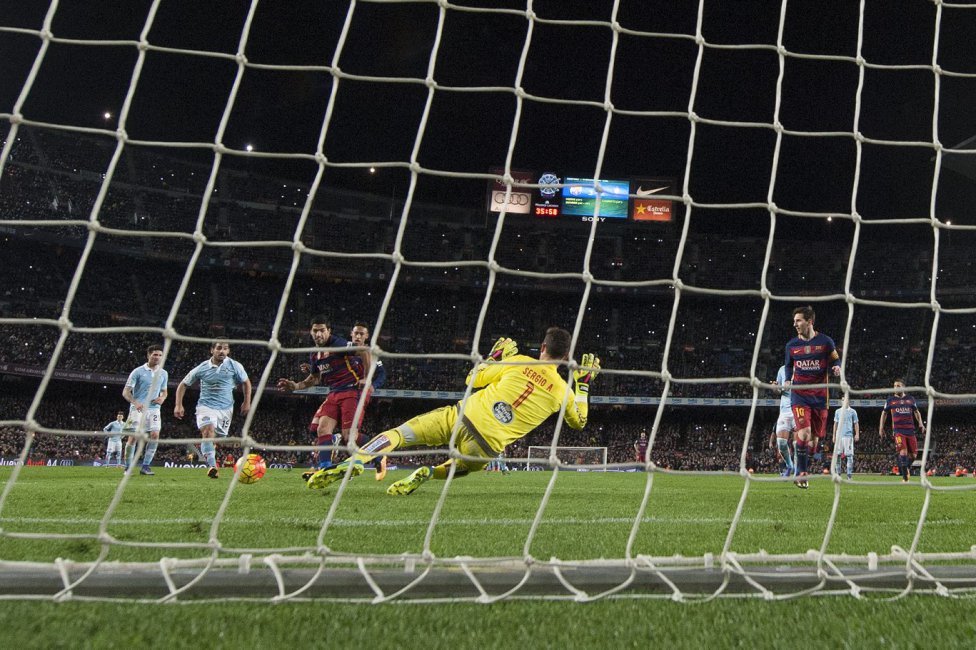 پاس گل مسی از روی نقطه پنالتی! (تصاویر) پاس گل مسی از روی نقطه پنالتی! (تصاویر)