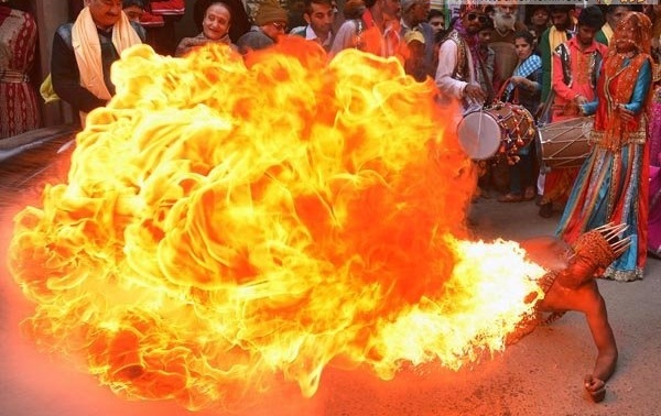 نفس آتشین مرد هندی + عکس نفس آتشین مرد هندی + عکس