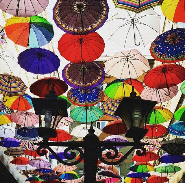 «کوچه چتری» پاتوق جدید برای گرفتن عکس سلفی (تصاویر) «کوچه چتری» پاتوق جدید برای گرفتن عکس سلفی (تصاویر)