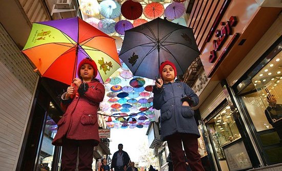 «کوچه چتری» پاتوق جدید برای گرفتن عکس سلفی (تصاویر) «کوچه چتری» پاتوق جدید برای گرفتن عکس سلفی (تصاویر)