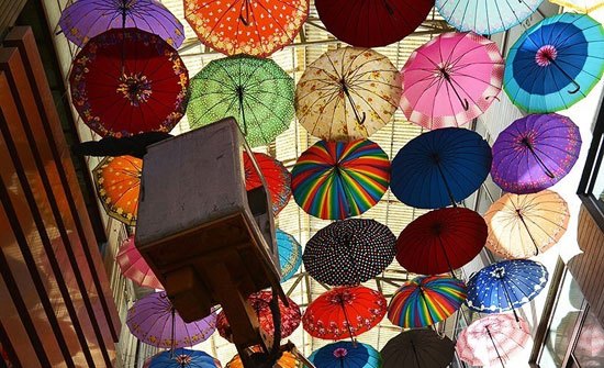 «کوچه چتری» پاتوق جدید برای گرفتن عکس سلفی (تصاویر) «کوچه چتری» پاتوق جدید برای گرفتن عکس سلفی (تصاویر)