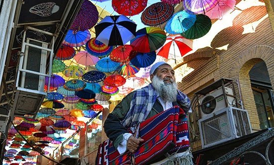 «کوچه چتری» پاتوق جدید برای گرفتن عکس سلفی (تصاویر) «کوچه چتری» پاتوق جدید برای گرفتن عکس سلفی (تصاویر)