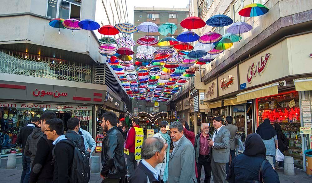 «کوچه چتری» پاتوق جدید برای گرفتن عکس سلفی (تصاویر) «کوچه چتری» پاتوق جدید برای گرفتن عکس سلفی (تصاویر)