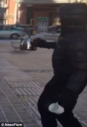 آب جوش در هوا یخ زد (فیلم و تصاویر)