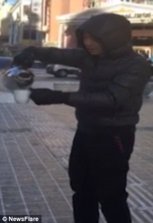 آب جوش در هوا یخ زد (فیلم و تصاویر)