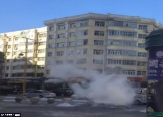 آب جوش در هوا یخ زد (فیلم و تصاویر)