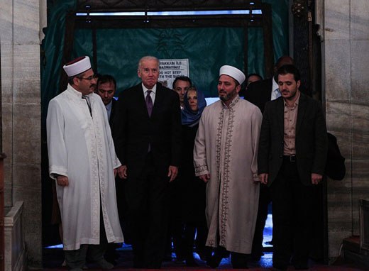 معاون اوباما و همسرش در مسجد (تصاویر) معاون اوباما و همسرش در مسجد (تصاویر)