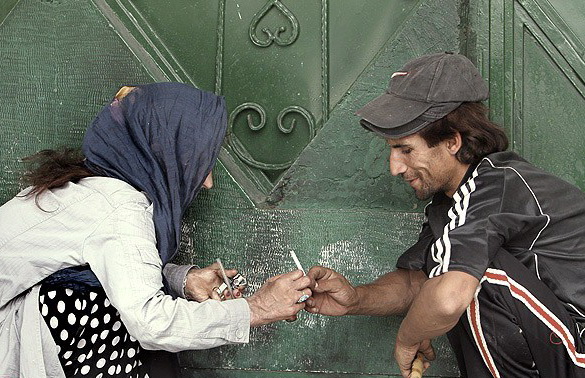 زن کارتن خواب از شهر جمع آوری شدند(تصاویر) زن کارتن خواب از شهر جمع آوری شدند(تصاویر)