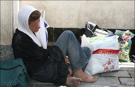 زن کارتن خواب از شهر جمع آوری شدند(تصاویر) زن کارتن خواب از شهر جمع آوری شدند(تصاویر)