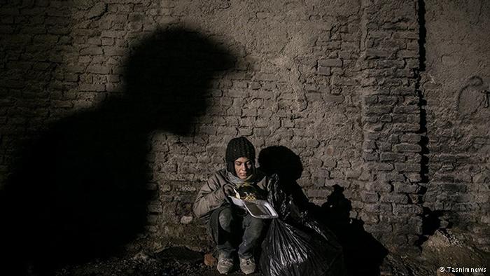 زن کارتن خواب از شهر جمع آوری شدند(تصاویر) زن کارتن خواب از شهر جمع آوری شدند(تصاویر)