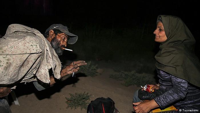 زن کارتن خواب از شهر جمع آوری شدند(تصاویر) زن کارتن خواب از شهر جمع آوری شدند(تصاویر)