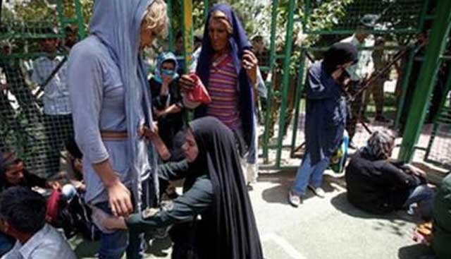 زن کارتن خواب از شهر جمع آوری شدند(تصاویر) زن کارتن خواب از شهر جمع آوری شدند(تصاویر)