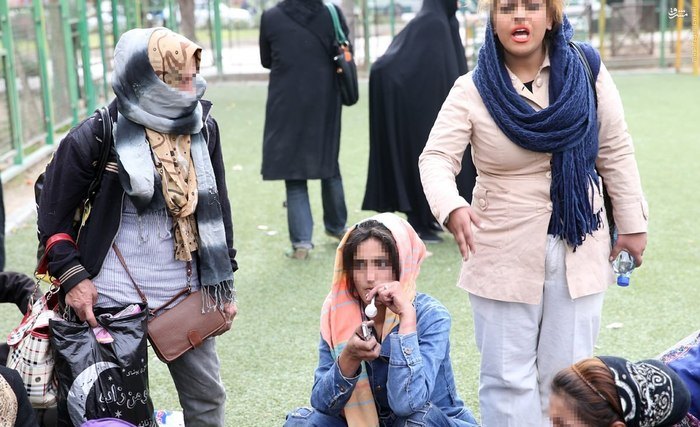 زن کارتن خواب از شهر جمع آوری شدند(تصاویر) زن کارتن خواب از شهر جمع آوری شدند(تصاویر)