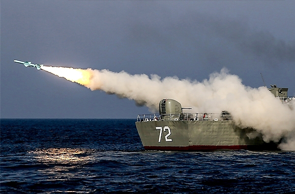 شلیک ۳فروند موشک کروز نور در رزمایش دریایی (تصویر)