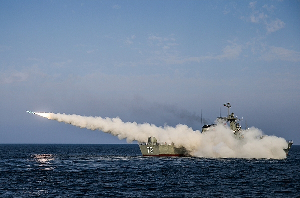 شلیک ۳فروند موشک کروز نور در رزمایش دریایی (تصویر)