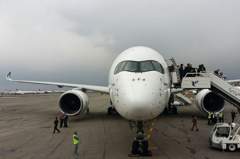 فرود اولین هواپیمای ایرباس ۳۵۰ در فرودگاه بین‌المللی مهرآباد